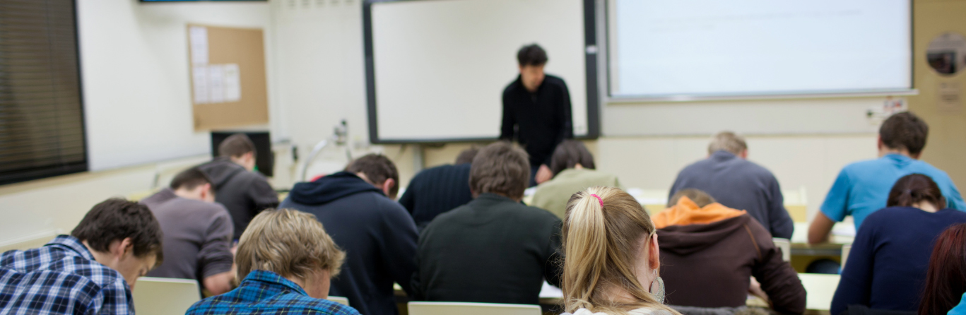 Studenti in classe con professore